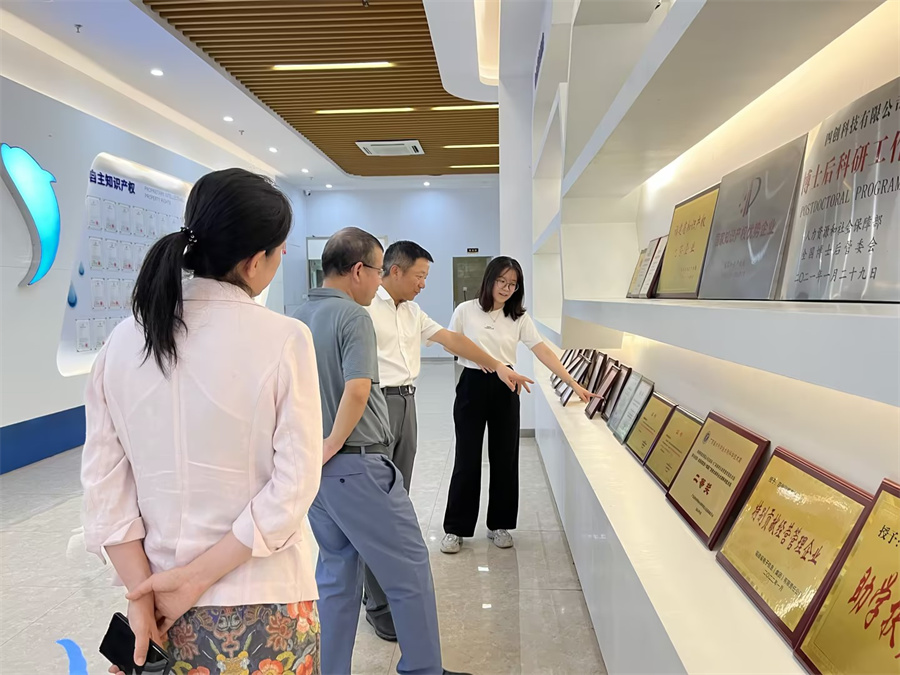 一樓展廳參觀 (1).jpg